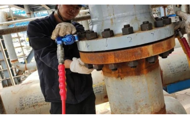 冶金余热回收设备螺栓安装预紧选用KWZK星空体育在线注册,星空体育（中国）液压力矩扳手